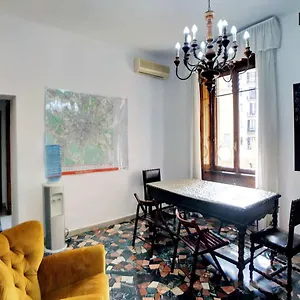 Pensión Center, Milán